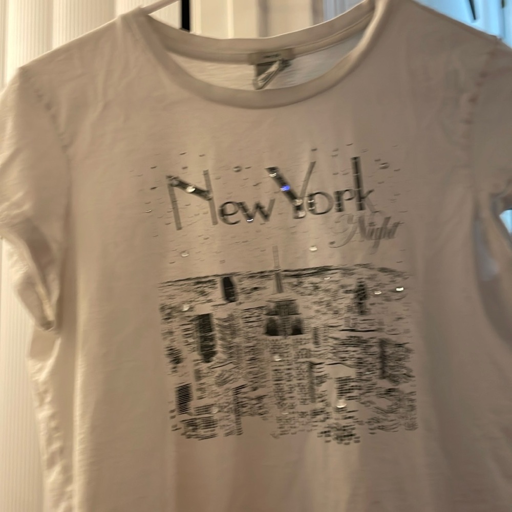 Cute tee with rhinestones